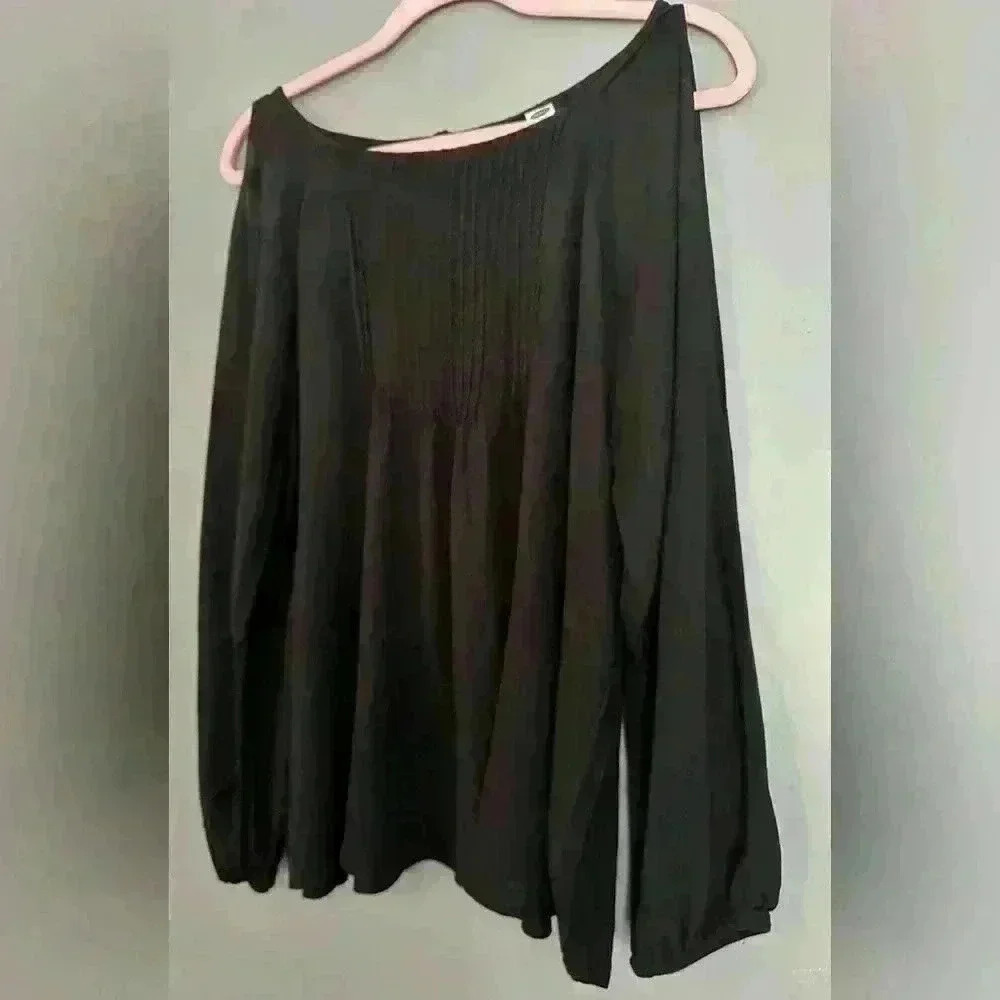 Old Navy Cold Shoulder Black Top (248) - Picture 6 of 10